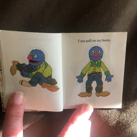 I can dress myself mini Sesame Street golden book - Picture 6 of 8